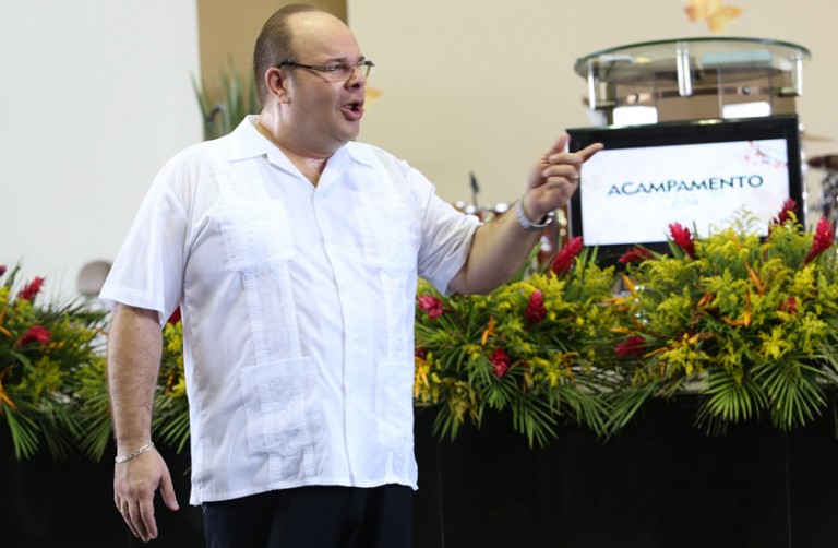 Manoel Dias foi o 1º a ministrar na manhã deste Sábado no #Acampamento2014