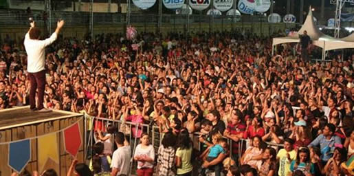 Marcos foi o primeiro cantor evangélico a cantar no São João de Campina Grande-PB. Dezenas de pessaos se converteram e voltaram para Jesus.