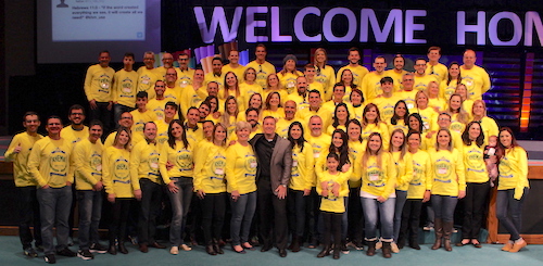 Caravana do Brasil com o Pr. Darren no final do culto