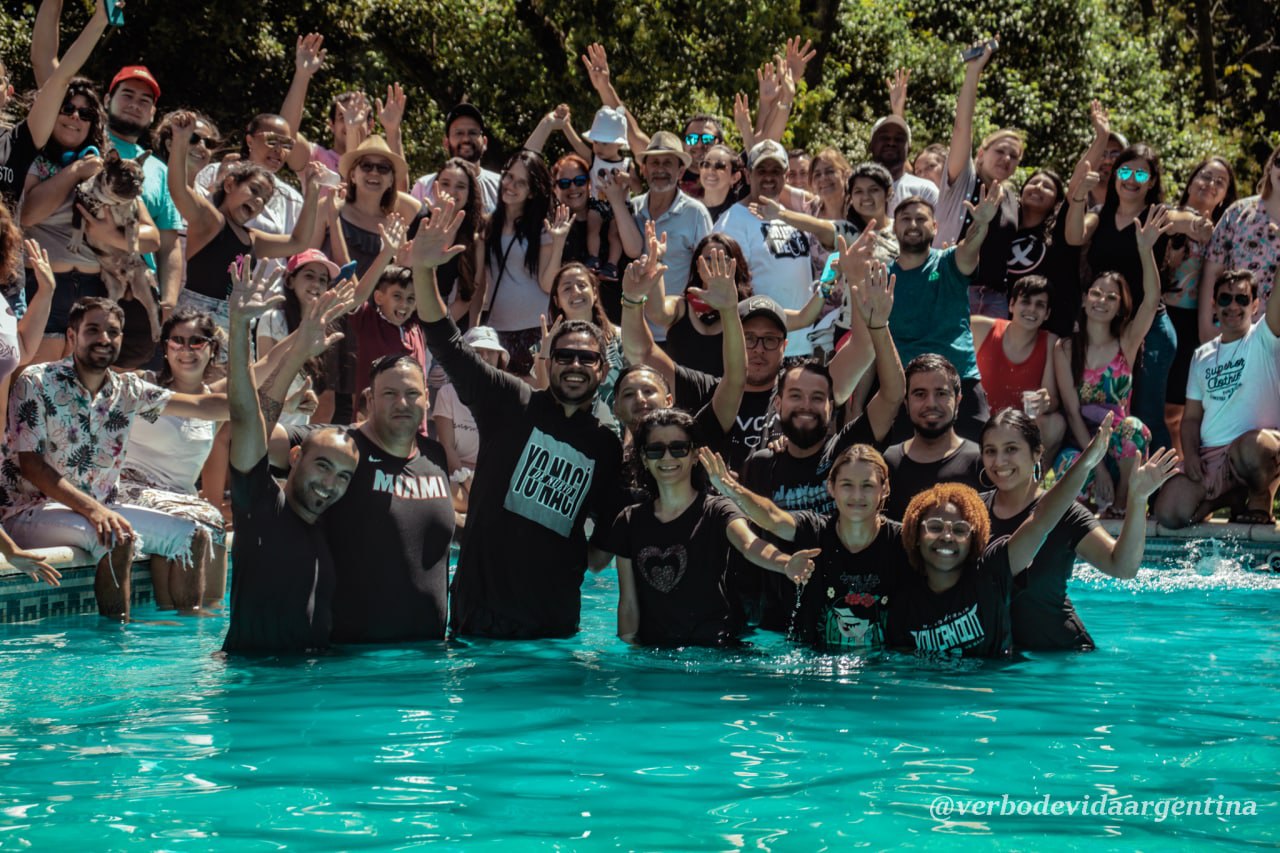 Verbo da Vida Buenos Aires comemorou o batismo nas águas com churrasco e comunhão