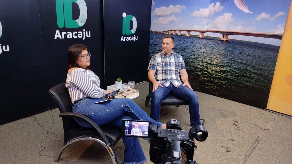 Em Aracaju (SE), Darren Wray foi entrevistado em programa da TV Câmara