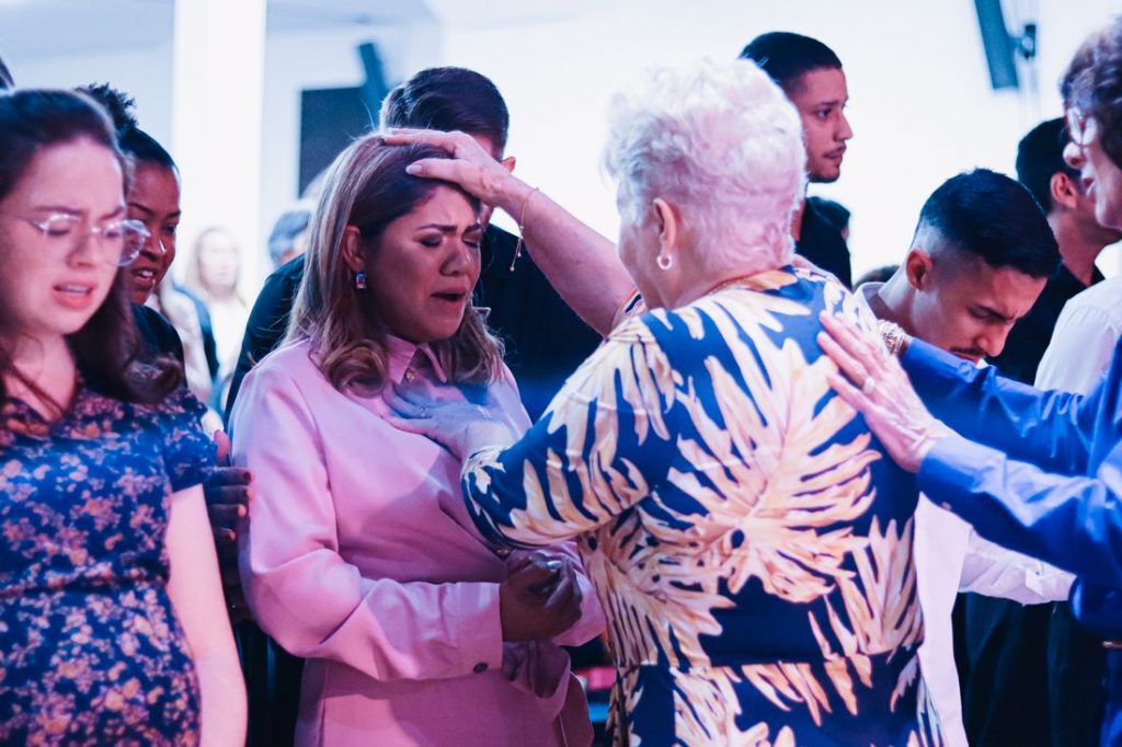 culto de imposição de mãos europa