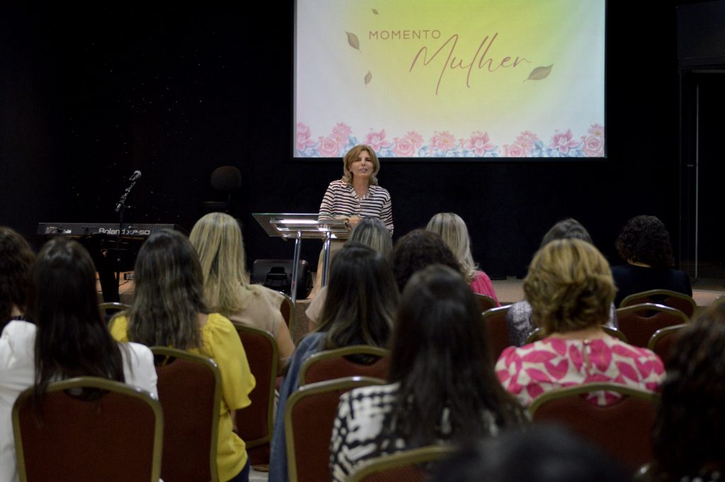 Jussane Ferreira ministrando a Palavra