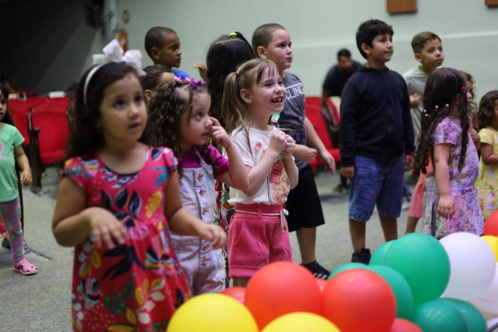 crianças aprendendo o legado missionário