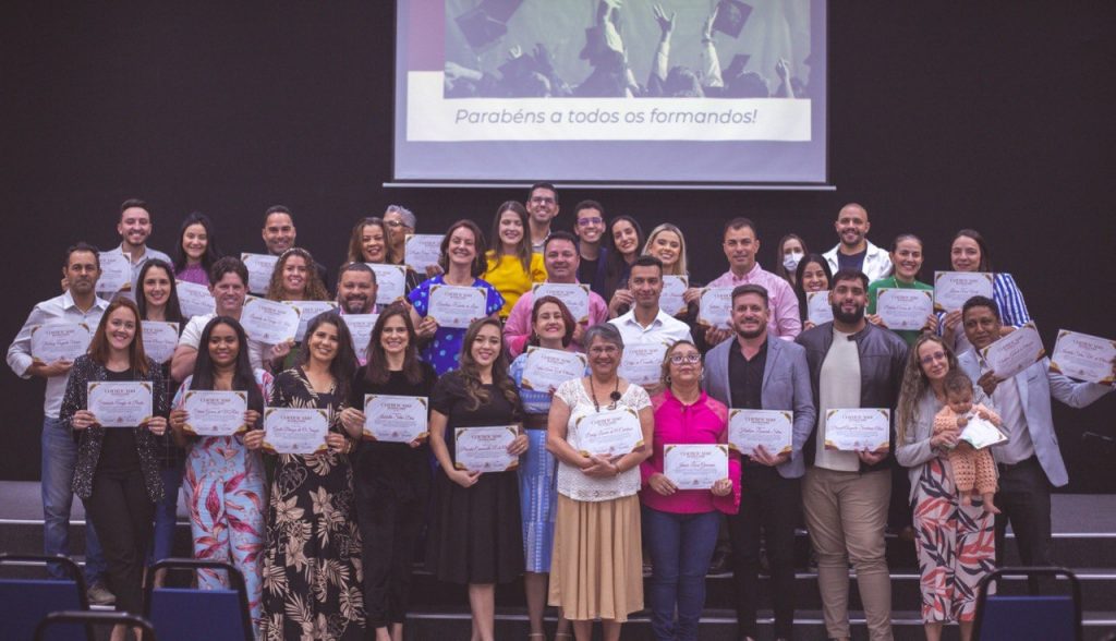 alunos na formatura