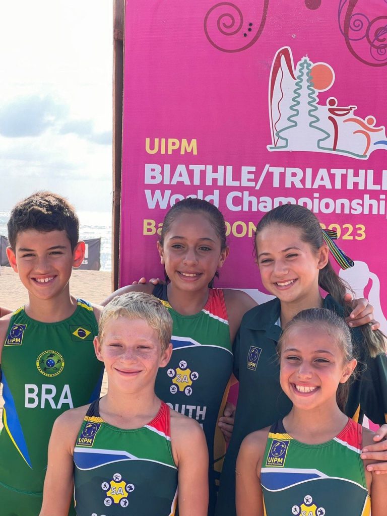 Arthur Miquelino à esquerda com outros competidores no Campeonato Mundial
