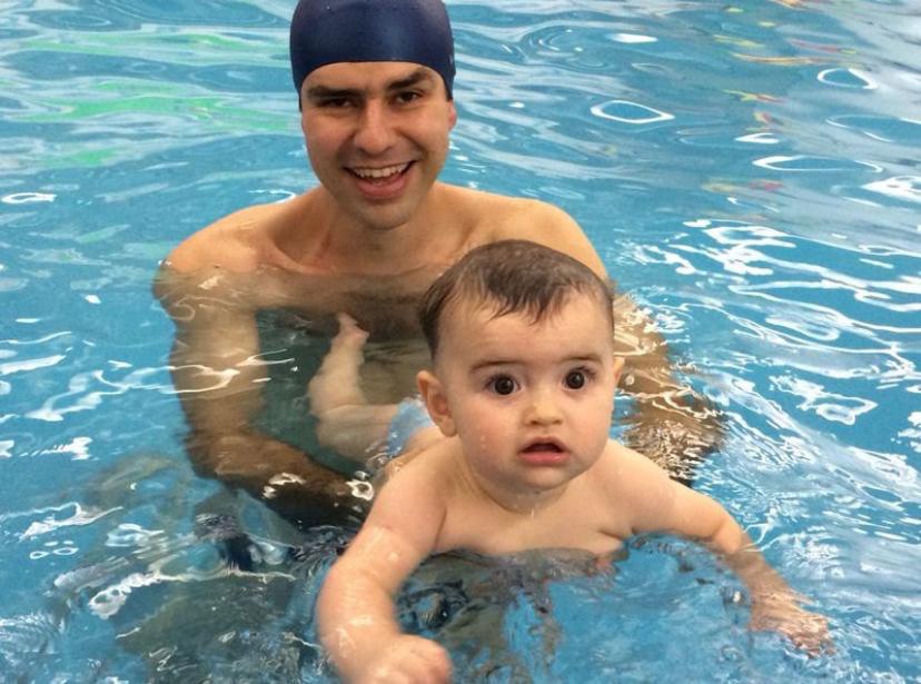 Werner e o bebê Arthur em uma aula de natação