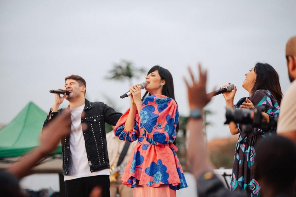 Fernanda Brum gravando clipe em Angola