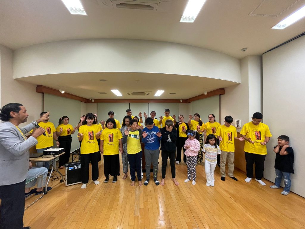 Pr. Jusciê Arcanjo orando pelas crianças no Culto Infantil