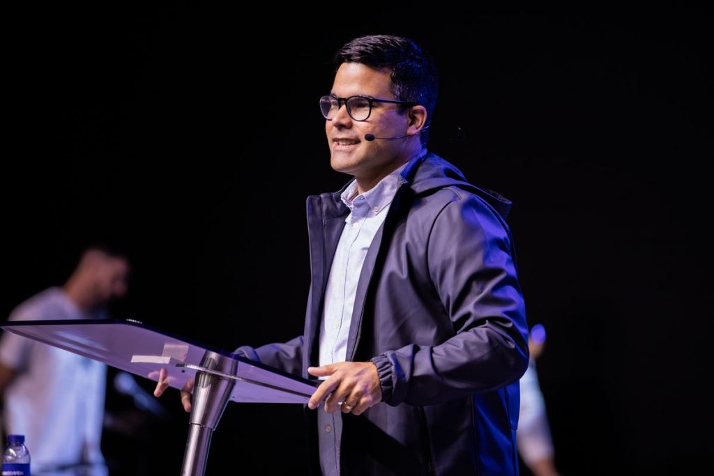 Pr. Perilo Borba ministrando