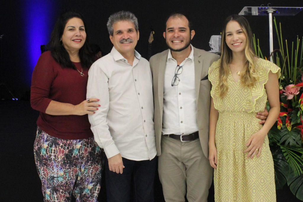 Pr. Cleone e Andréa Calado juntamente com os líderes locais.