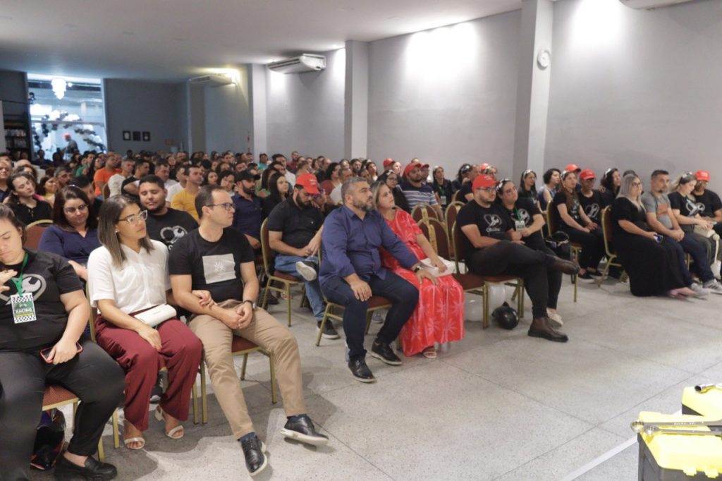 Casais sendo edificados