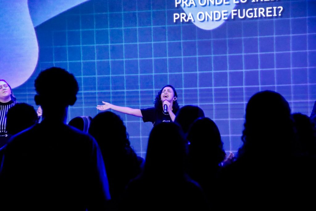 Janny Beatriz no período de música - conferência legado - jovens