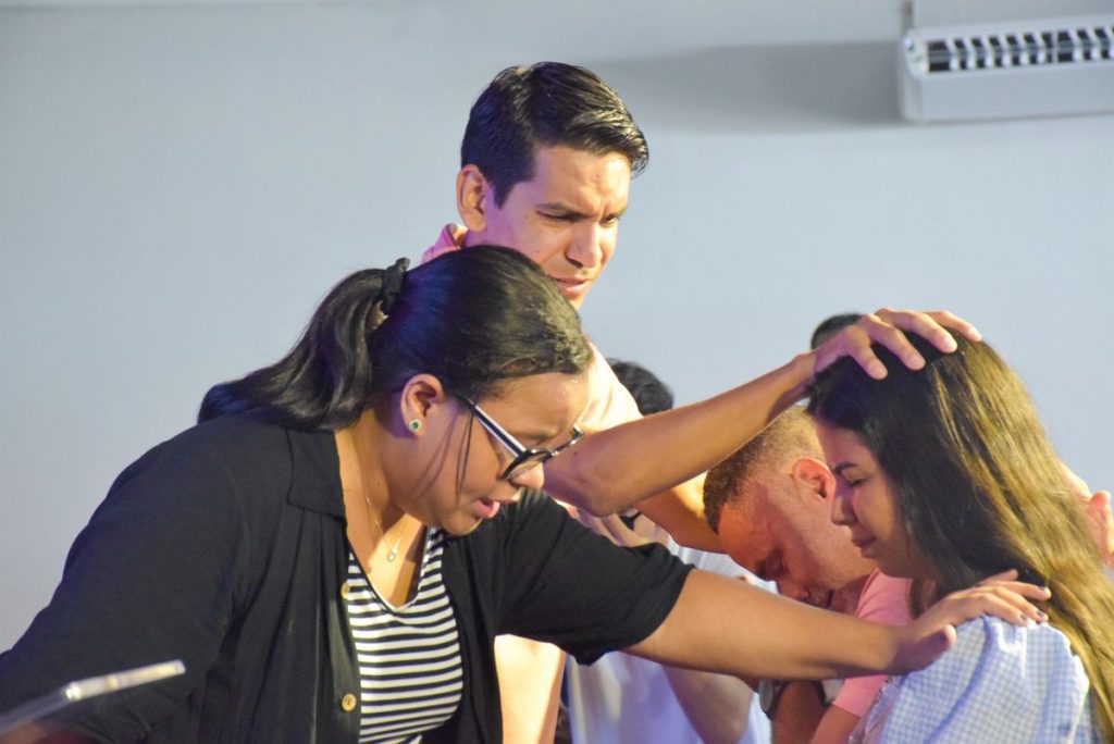 Líderes impondo as mãos
