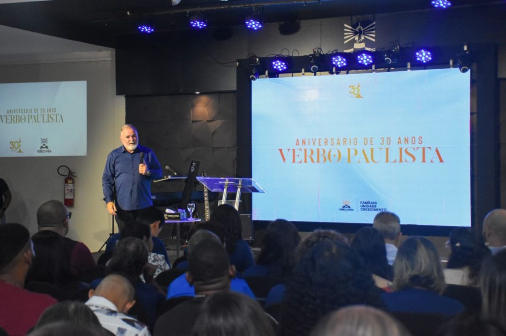 Ap. Guto Emery ministrando no aniversário da Igreja em Paulista (PE)