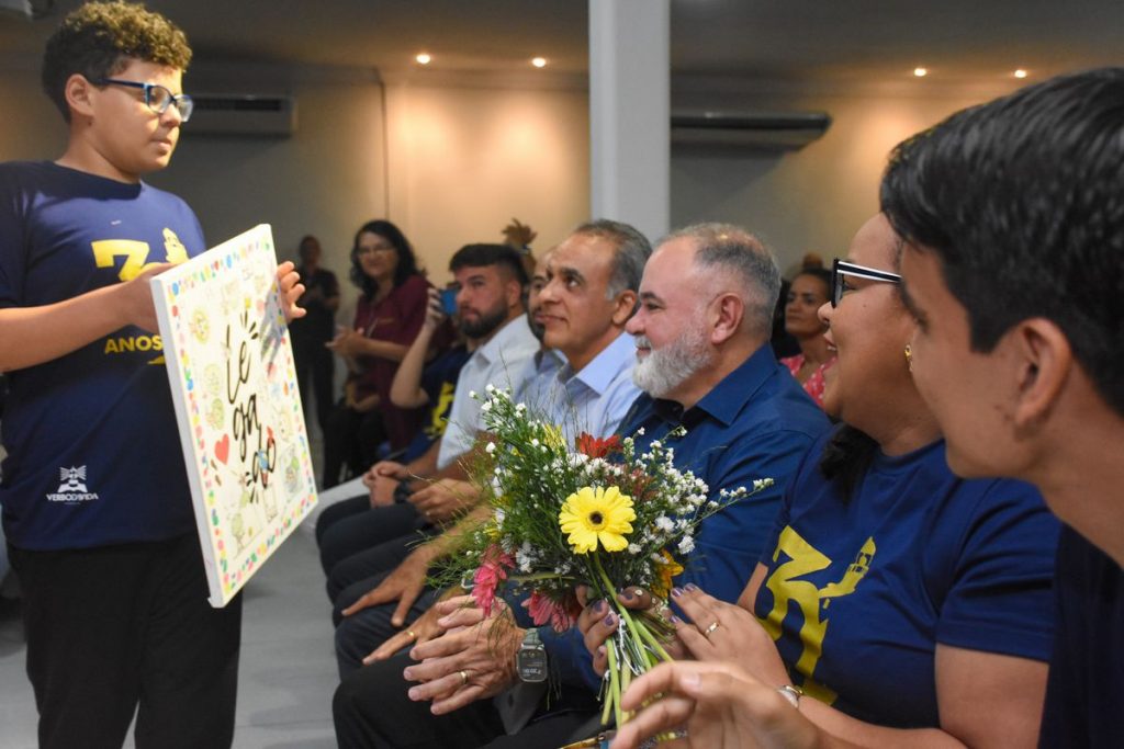 Ap. Guto Emery recebendo homenagem