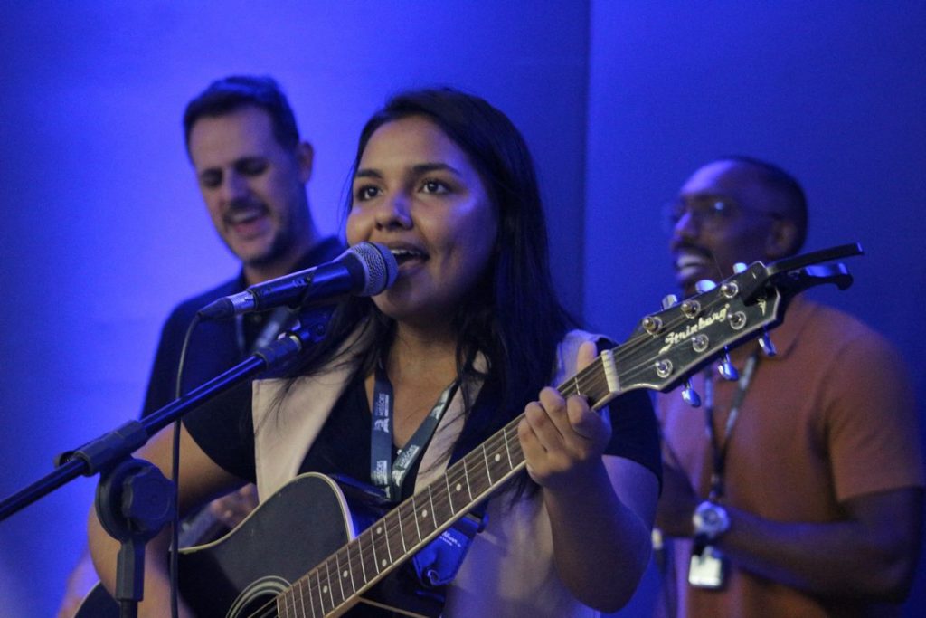 Louvor durante o Culto Evangelístico