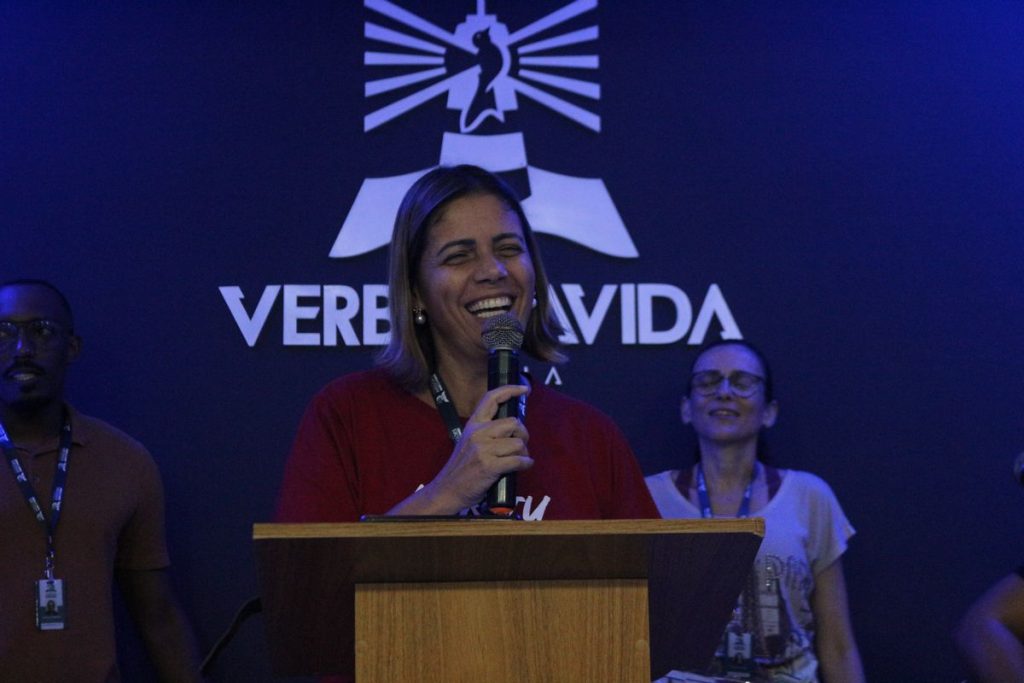 A aluna Natalícia Palhares ministrando