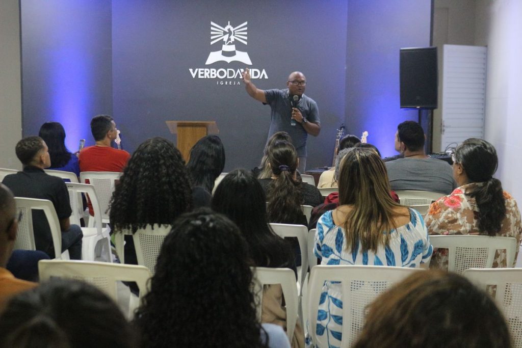 O aluno Joseniudo Estrela ministrando no Culto Evangelístico