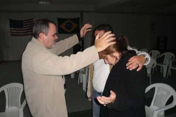 Missionários Christopher e Marcela Toledo recebendo imposição de mãos do Ap. Guto Emery