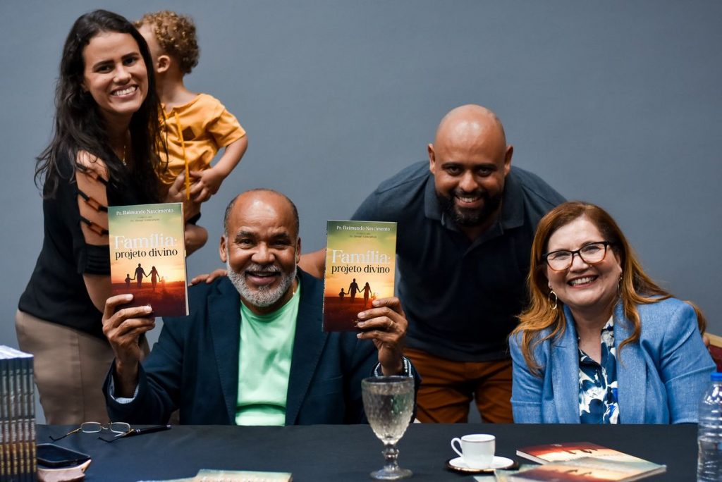 O escritor no lançamento do livro com sua esposa e convidados