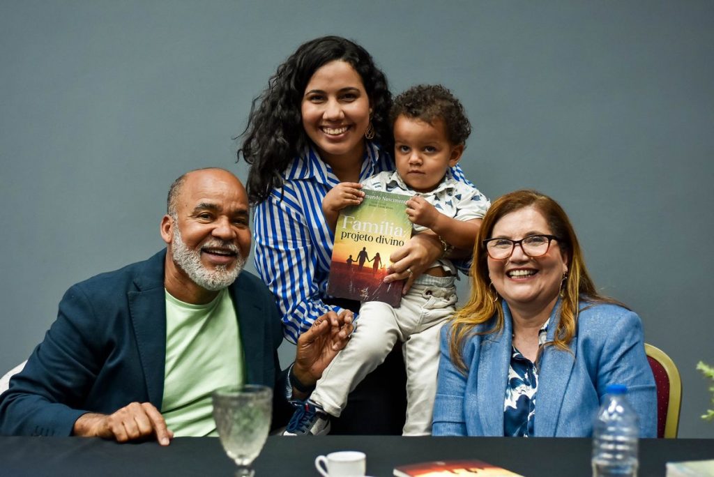 Pr. Raimundo e Vânia com uma das filhas do casal, Patrycia e o netinho Arthur