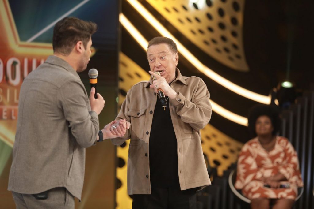 Marcos Freire durante a apresentação musical no programa Raul Gil