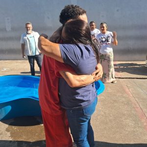 Primeiro batismo nas águas em presídio mineiro