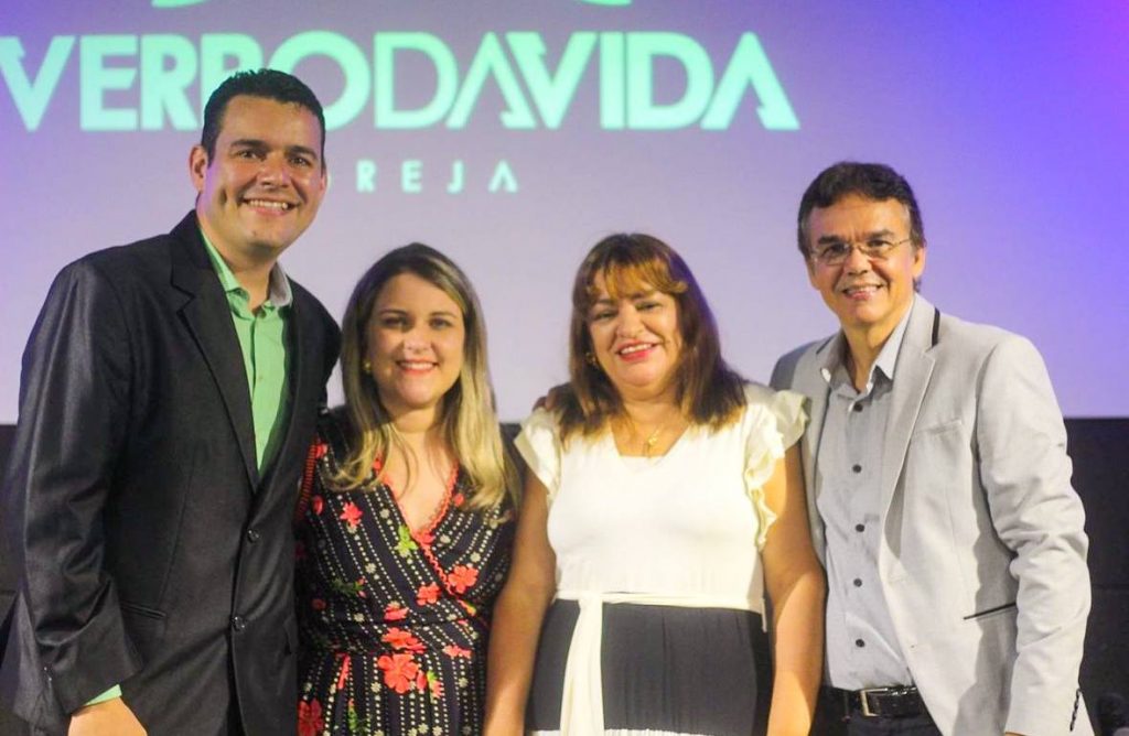 Pr. Felipe Beserra e esposa com o casal de líderes da igreja local Pr. Ricardo e Carmen Arruda