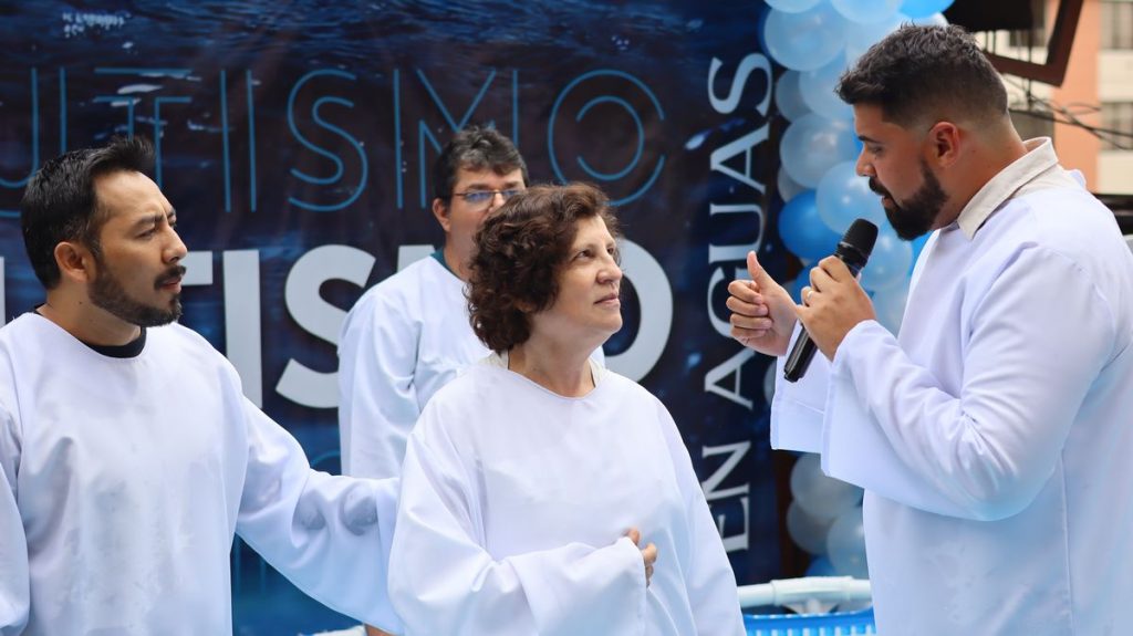 Batismo nas águas em La Paz, Bolívia