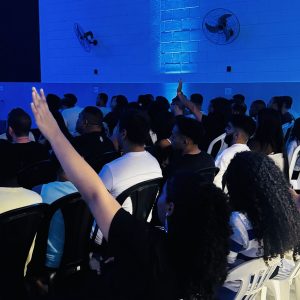 Jovens da Igreja Verbo da Vida em Paracambi (RJ) em evento evangelístico
