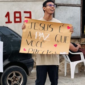 Jovens da Igreja Verbo da Vida em Paracambi (RJ) em evento evangelístico