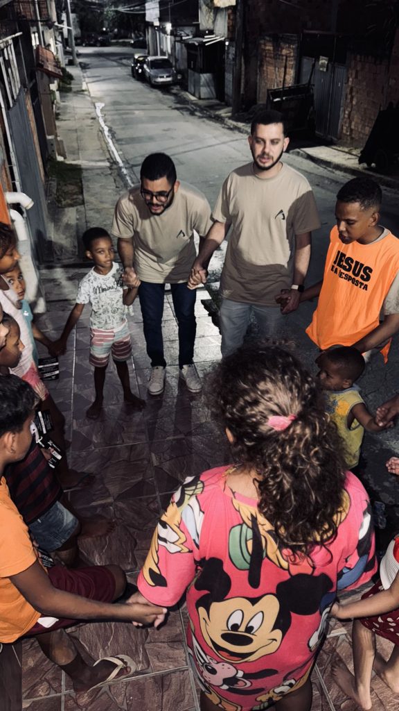 Jovens da Igreja Verbo da Vida em Paracambi (RJ) em evento evangelístico