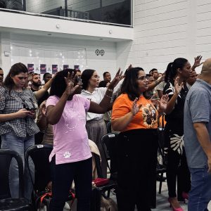 Jovens da Igreja Verbo da Vida em Paracambi (RJ) em evento evangelístico
