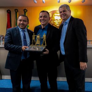 Pastor Noberto Cunha recebendo o Título de Cidadão Campinense