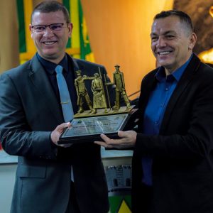Pastor Noberto Cunha recebendo o Título de Cidadão Campinense