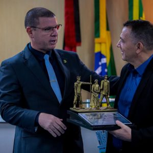 Pastor Noberto Cunha recebendo o Título de Cidadão Campinense