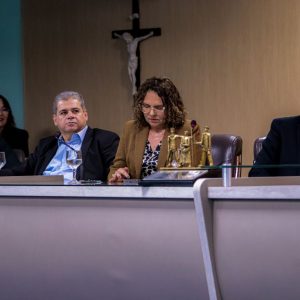 Pastor Noberto Cunha recebendo o Título de Cidadão Campinense