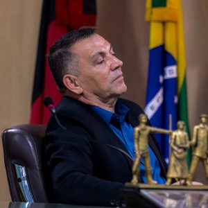 Pastor Noberto Cunha recebendo o Título de Cidadão Campinense