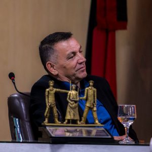 Pastor Noberto Cunha recebendo o Título de Cidadão Campinense
