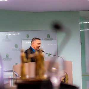 Pastor Noberto Cunha recebendo o Título de Cidadão Campinense
