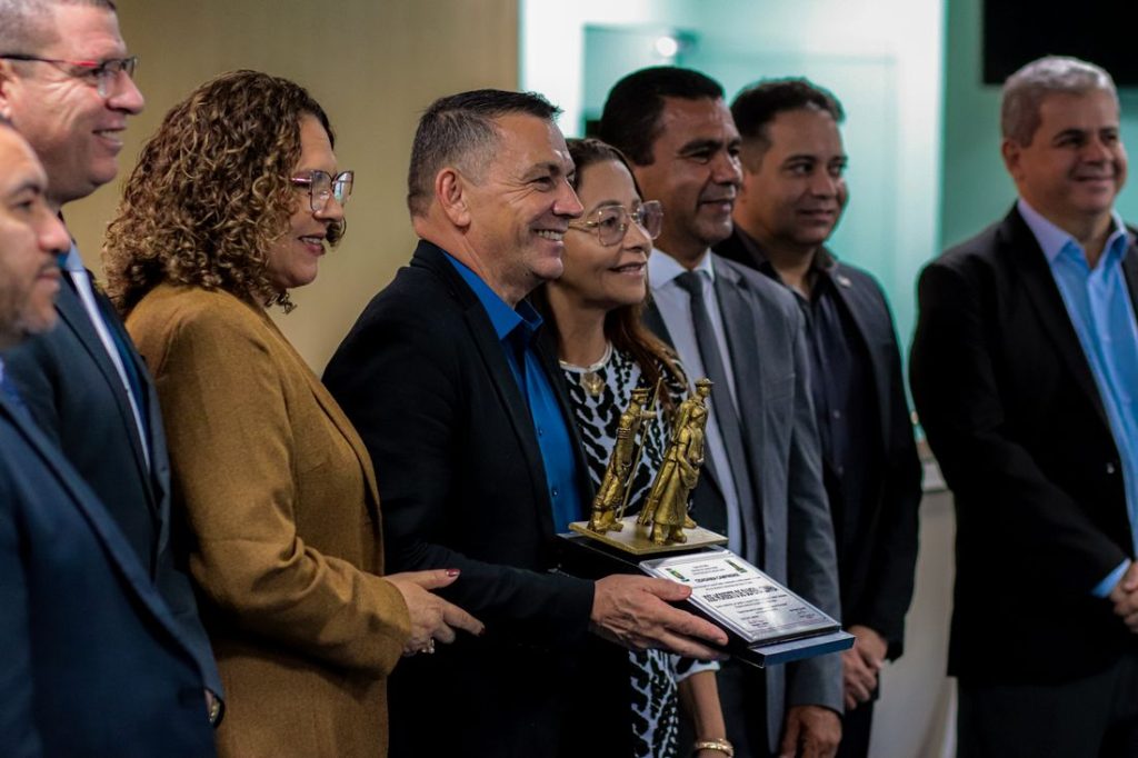 Pastor Noberto Cunha recebendo o Título de Cidadão Campinense