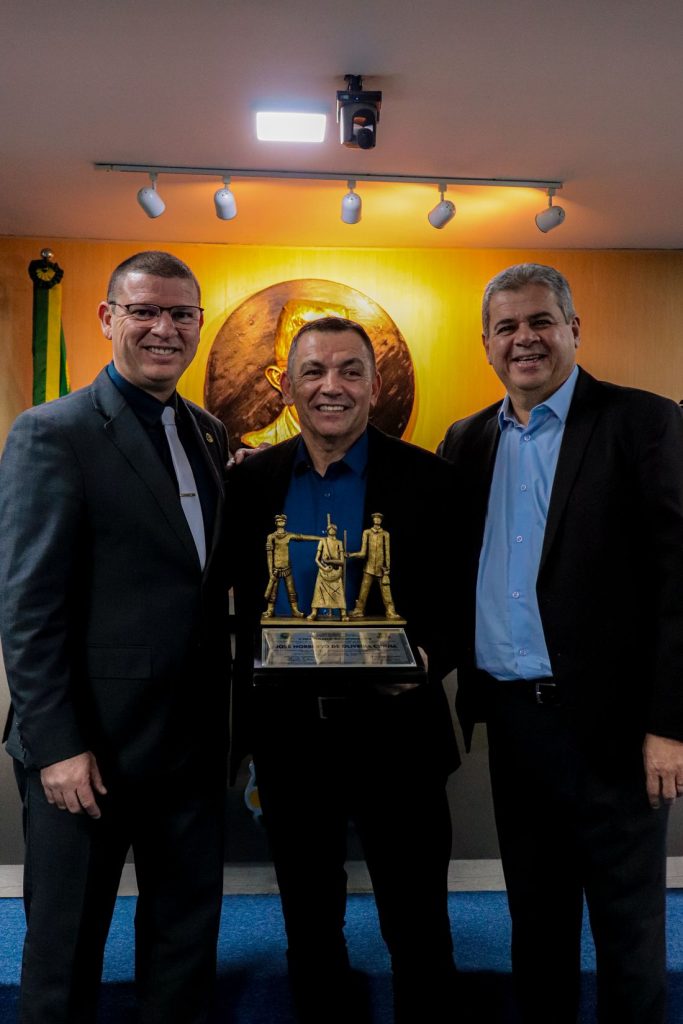 Pastor Noberto Cunha recebendo o Título de Cidadão Campinense