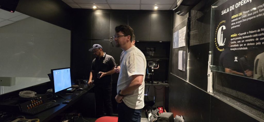 Equipe do audiovisual do MVV na passagem de som