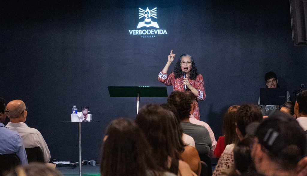 Culto em Getafe, Espanha, com a presença dos missionários Luiz e Lúcia Cortez