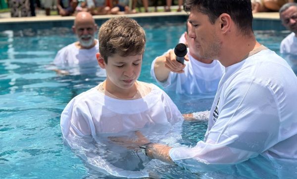 Batismo nas águas marcou o Dia das Crianças em Vitória (ES)