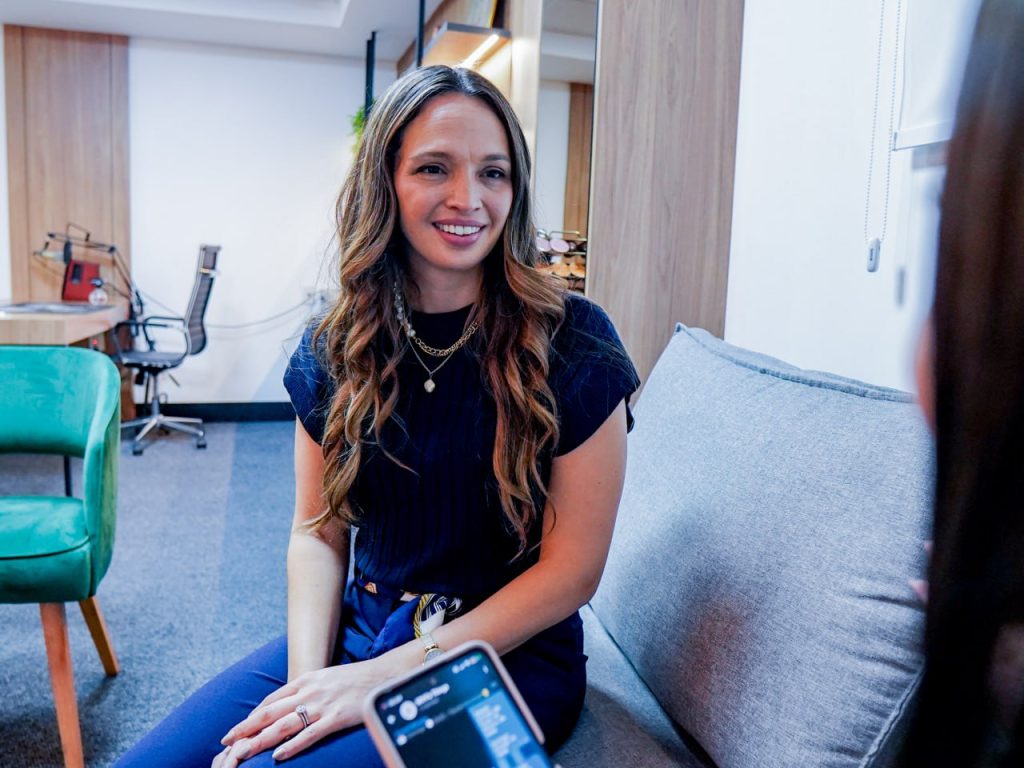 De serva a líder: Conheça a trajetória de fé de Hannah Adams!