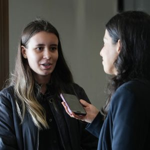 Aluna da Escola de Missões servindo no diaconato durante o encerramento da Conferência de Cura