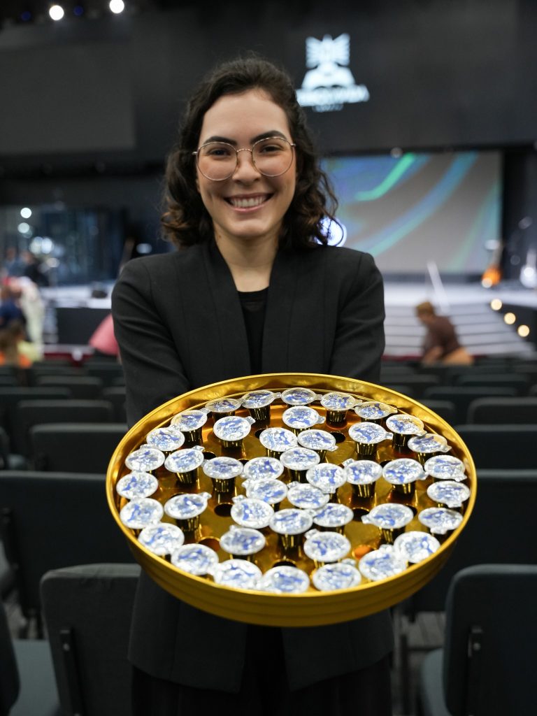 Ingrid de Oliveira servindo no diaconato durante o encerramento da Conferência de Cura