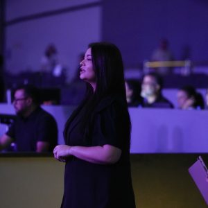 Alunos da Escola de Missões servindo durante o encerramento da Conferência de Cura